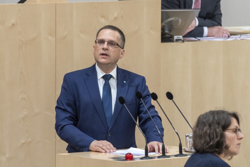 Klubobmann August Wöginger (V) am Rednerpult