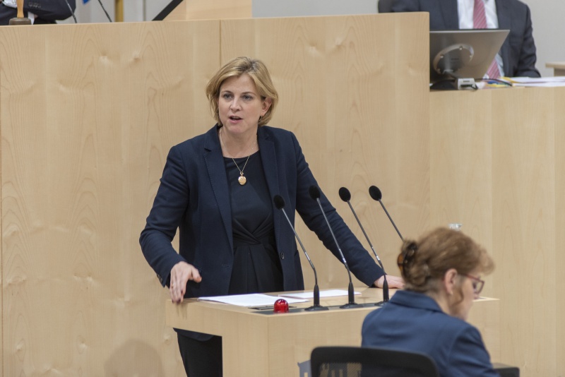 Klubobfrau Beate Meinl-Reisinger (N) am Rednerpult