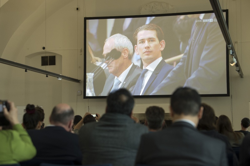 Blick Richtung VeranstaltungsteilnehmerInnen. Auf der Übertragungsleinwand: Bundeskanzler Sebastian Kurz (V)