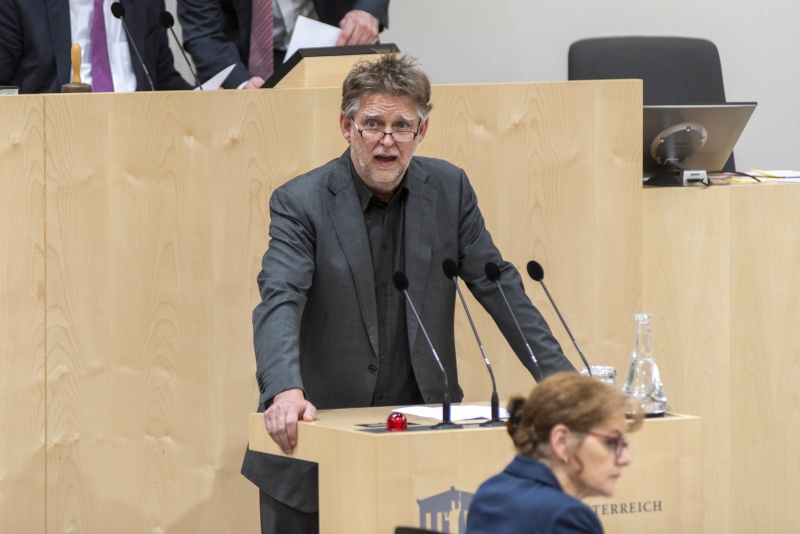 Nationalratsabgeordneter Alfred J. Noll (J) am Rednerpult