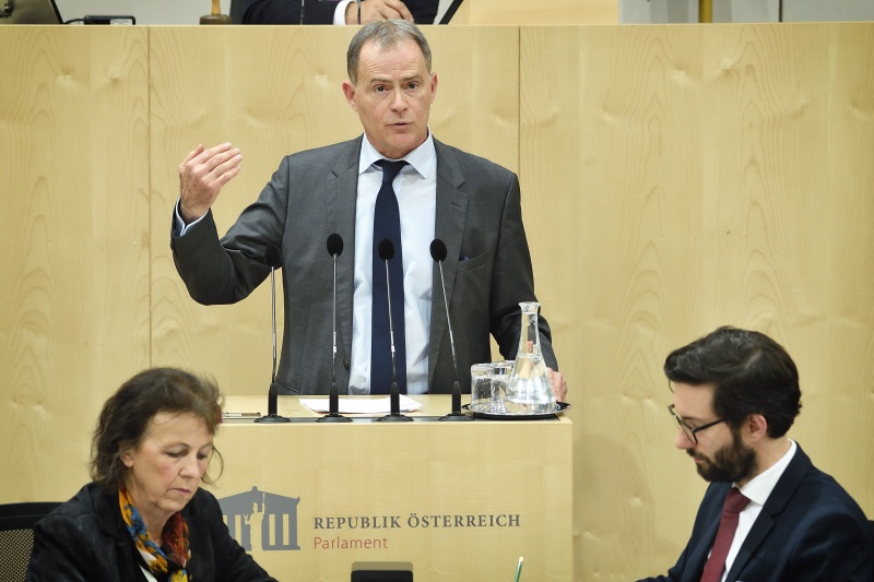 Nationalratsabgeordneter Johannes Jarolim (S) am Rednerpult