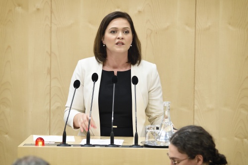 Nationalratsabgeordnete Daniela Holzinger-Vogtenhuber (J) am Rednerpult