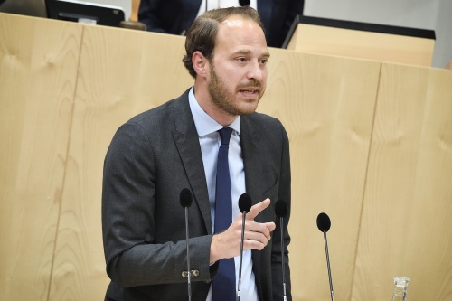 Nationalratsabgeordneter Nikolaus Scherak (N) am Rednerpult