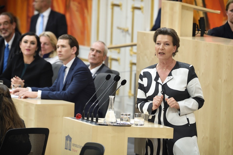 Nationalratsabgeordnete Gabriele Heinisch-Hosek (S) am Rednerpult