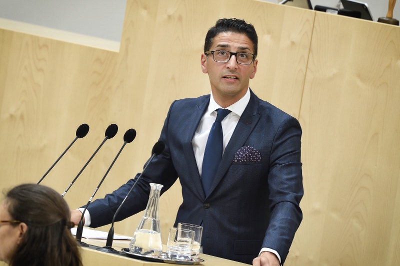 Nationalratsabgeordneter Efgani Dönmez (OF) am Rednerpult
