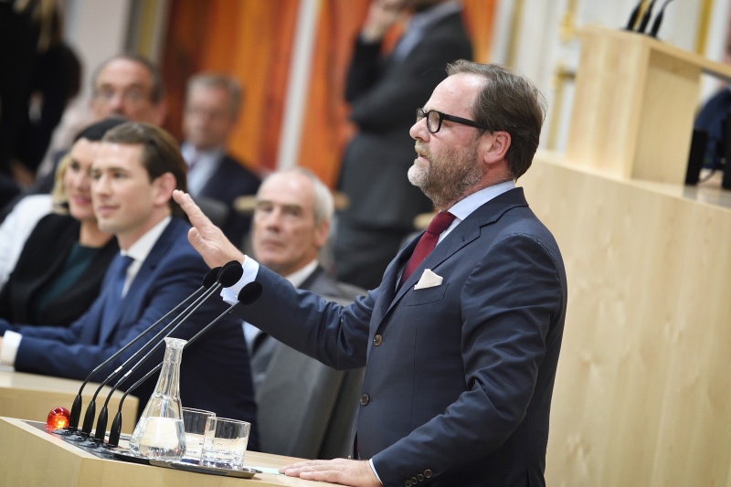 Nationalratsabgeordneter Josef Schellhorn (N) am Rednerpult