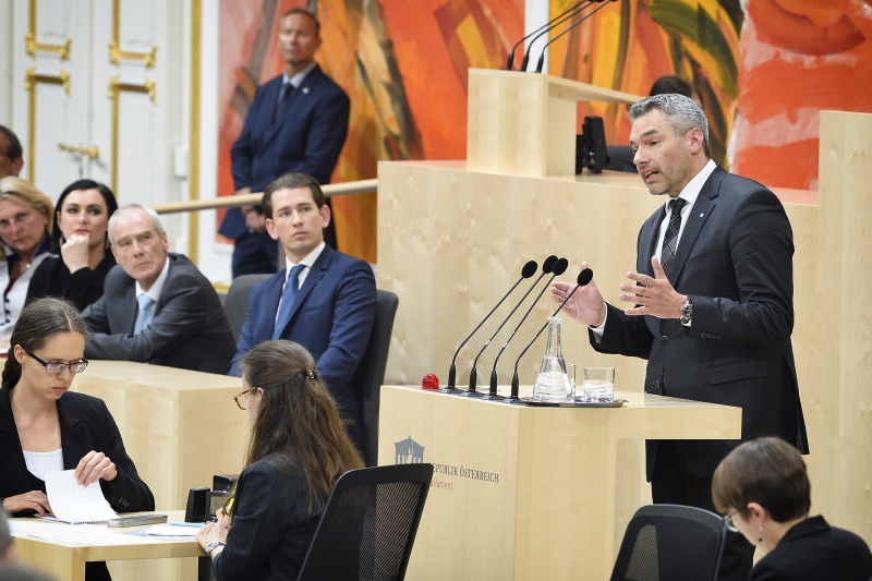 Nationalratsabgeordneter Karl Nehammer (V) am Rednerpult