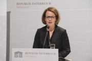 Am Rednerpult: Landesrätin Christiane Teschl-Hofmeister