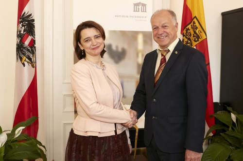 Von rechts: Bundesratspräsident Ingo Appé (S), Ksenija Skrilec Botschafterin der Republik Slowenien