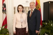 Von rechts: Bundesratspräsident Ingo Appé (S), Ksenija Skrilec Botschafterin der Republik Slowenien