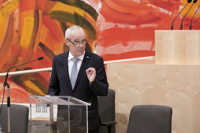 Eckart Ratz - betraut mit der Fortführung der Verwaltung im Bundesministerium für Inneres am Rednerpult