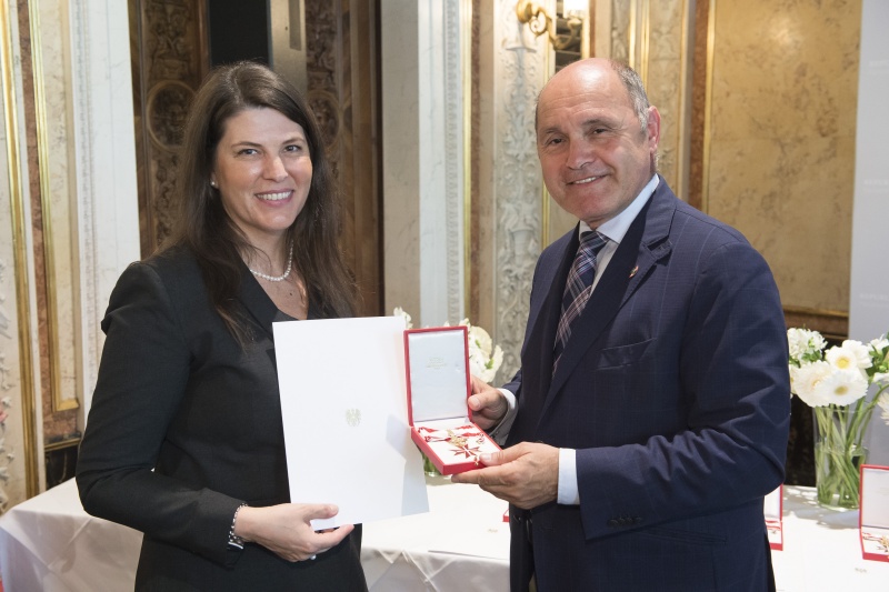 Von rechts: Nationalratspräsident Wolfgang Sobotka (V), Nationalratsabgeordnete a.D. Martina Schenk (B)