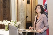 Am Rednerpult: Nationalratsabgeordnete a.D. Christine Muttonen (S)