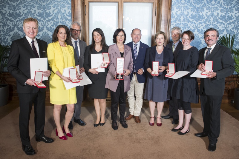 Von links: Nationalratsabgeordneter a.D. Andreas F. Karlsböck (F), Nationalratsabgeordnete a.D. Christiane Brunner (G), Nationalratsabgeordneter a.D. Harald Walser (G), Nationalratsabgeordnete a.D. Martina Schenk (B), Nationalratsabgeordnete a.D. Christine Muttonen (S), Nationalratspräsident Wolfgang Sobotka (V), Nationalratsabgeordnete a.D. Judith Schwentner (G), Parlamentsdirektor Harald Dossi, Nationalratsabgeordnete a.D. Tanja Windbüchler-Souschill (G), Nationalratsabgeordneter a.D.Leopold Steinbichler (T)