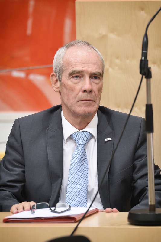 Innenminister Eckart Ratz auf der Regierungsbank