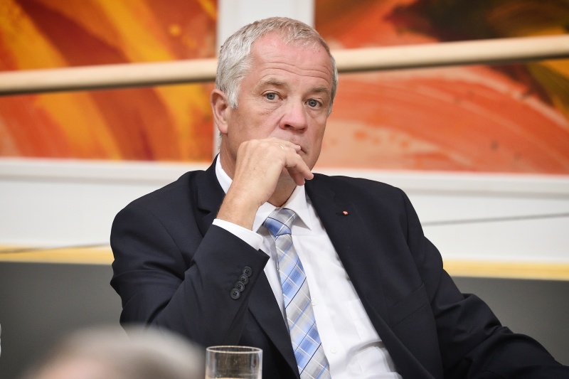 Verteidigungsminister Johann Luif auf der Regierungsbank