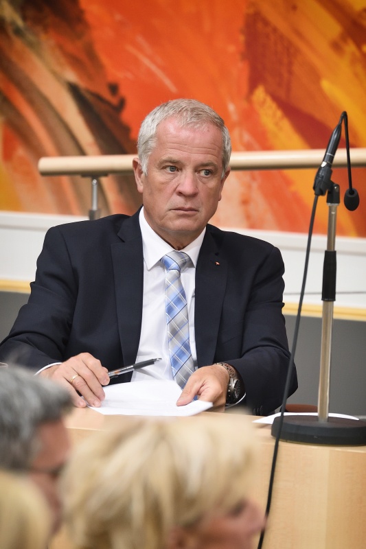 Verteidigungsminister Johann Luif auf der Regierungsbank