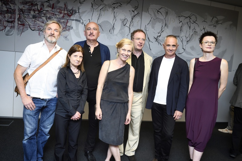 Gruppenfoto KünstlerInnen. Von links: Richard Jurtitsch, Hermine Karigl-Wagenhofer, Hannes Mlenek, Karin Pliem, Markus Anton Huber, Manfred Wakolbinger, Bettina Beranek