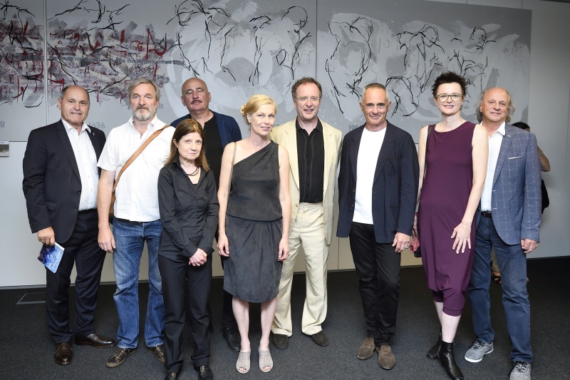 Gruppenfoto mit KünstlerInnen. Von links: Nationalratspräsident Wolfgang Sobotka (V), Richard Jurtitsch, Hermine Karigl-Wagenhofer, Hannes Mlenek, Karin Pliem, Markus Anton Huber, Manfred Wakolbinger, Bettina Beranek, Kurator Leopold Kogler