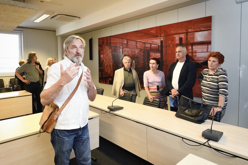 Führung durch die Ausstellung mit Künstler Richard Jurtitsch (Mitte)