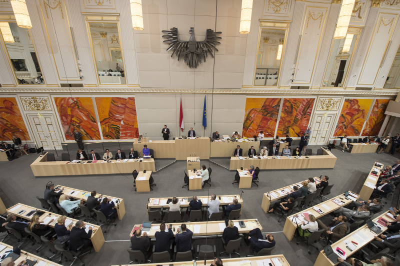 Auf der Regierungsbank von links: Nachhaltigkeitsministerin Maria Patek, Verteidigungsminister Thomas Starlinger, Gesundheits- und Sozialministerin Brigitte Zarfl, Außenminister Alexander Schallenberg, Bundeskanzlerin Brigitte Bierlein, Innenminister Wolfgang Peschorn, Finanzminister Eduard Müller, Wirtschaftsministerin Elisabeth Udolf-Strobl, Bildungsministerin Iris Rauskala, Frauenministerin Ines Stilling. Am Präsidium: Nationalratspräsident Wolfgang Sobotka (V)