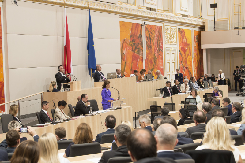 Auf der Regierungsbank von links: Nachhaltigkeitsministerin Maria Patek, Verteidigungsminister Thomas Starlinger, Gesundheits- und Sozialministerin Brigitte Zarfl, Außenminister Alexander Schallenberg, Bundeskanzlerin Brigitte Bierlein, Innenminister Wolfgang Peschorn, Finanzminister Eduard Müller, Wirtschaftsministerin Elisabeth Udolf-Strobl, Bildungsministerin Iris Rauskala, Frauenministerin Ines Stilling. Am Präsidium: Nationalratspräsident Wolfgang Sobotka (V)
