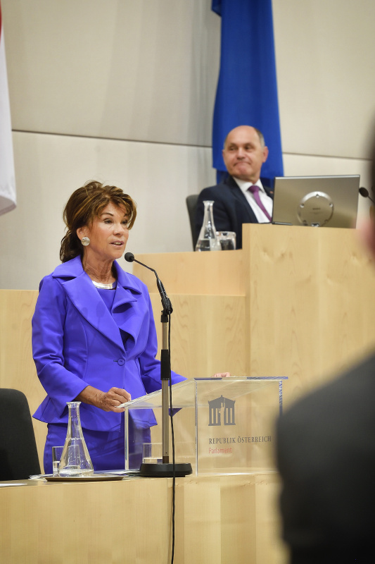 Erklärung Bundeskanzlerin Brigitte Bierlein. Am Präsidium: Nationalratspräsident Wolfgang Sobotka (V)