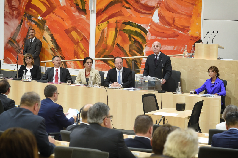 Regierungsbank von links: Nachhaltigkeitsministerin Maria Patek, Verteidigungsminister Thomas Starlinger, Gesundheits- und Sozialministerin Brigitte Zarfl, Außenminister Alexander Schallenberg, Vizekanzler Clemens Jabloner, Bundeskanzlerin Brigitte Bierlein