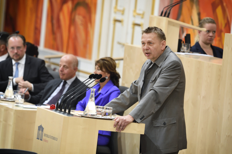 Klubobmann Wolfgang Zinggl (J) am Wort