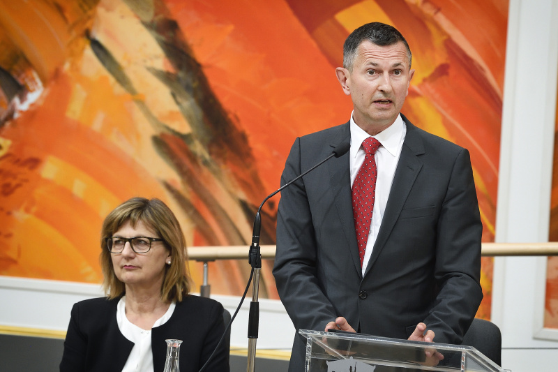 Von links: Nachhaltigkeitsministerin Maria Patek, Verteidigungsminister Thomas Starlinger am Wort