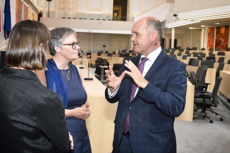 Rundgang durch das Parlament. Von links: Präsidentin der Parlamentarischen Versammlung des Europarates Liliane Maury Pasquier, Nationalratspräsident Wolfgang Sobotka (V)