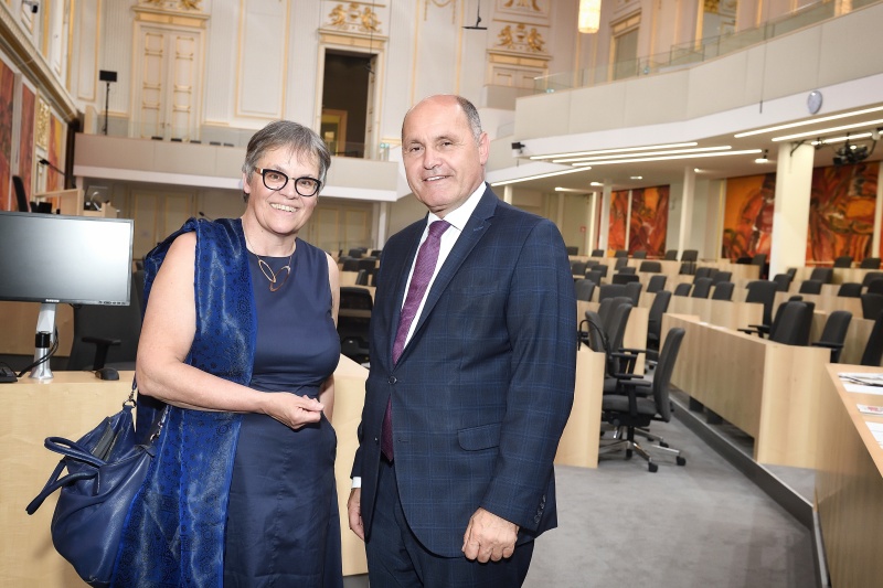 Rundgang durch das Parlament. Von links: Präsidentin der Parlamentarischen Versammlung des Europarates Liliane Maury Pasquier, Nationalratspräsident Wolfgang Sobotka (V)