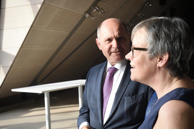 Rundgang durch das Parlament. Von links: Nationalratspräsident Wolfgang Sobotka (V), Präsidentin der Parlamentarischen Versammlung des Europarates Liliane Maury Pasquier