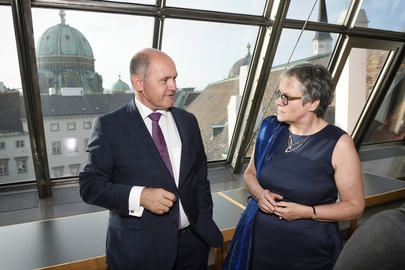 Rundgang durch das Parlament. Von links: Nationalratspräsident Wolfgang Sobotka (V), Präsidentin der Parlamentarischen Versammlung des Europarates Liliane Maury Pasquier