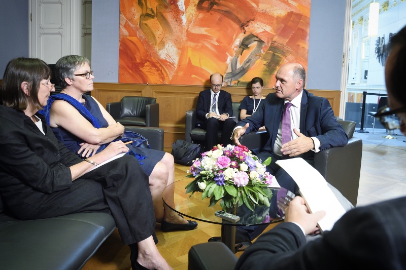 Journalistengespräch im Teesalon. Von links: Präsidentin der Parlamentarischen Versammlung des Europarates Liliane Maury Pasquier, Nationalratspräsident Wolfgang Sobotka (V)