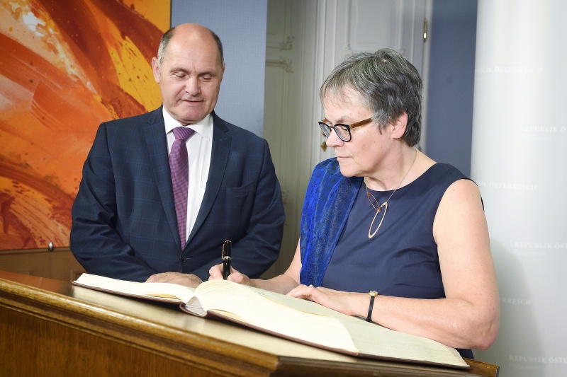 Eintrag in das Gästebuch. Von links: Nationalratspräsident Wolfgang Sobotka (V), Präsidentin der Parlamentarischen Versammlung des Europarates Liliane Maury Pasquier