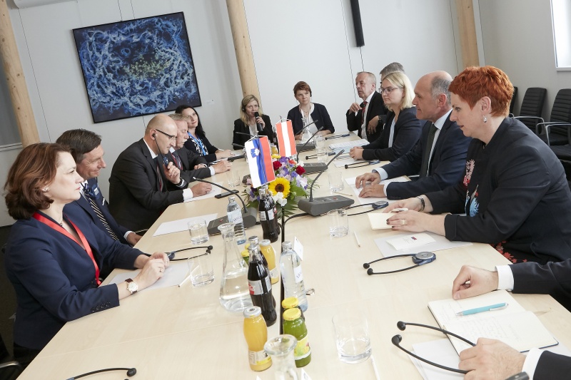 Aussprache. Rechte Tischseite  Delegation Österreich: Nationalratspräsident Wolfgang Sobotka (V) (2. von rechts). Linke Tischseite Delegation Slowenien: Staatspräsident der Republik Slowenien Borut Pahor (2. von links)