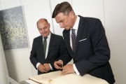 Eintrag in das Gästebuch, von links: Nationalratspräsident Wolfgang Sobotka (V), Staatspräsident der Republik Slowenien Borut Pahor