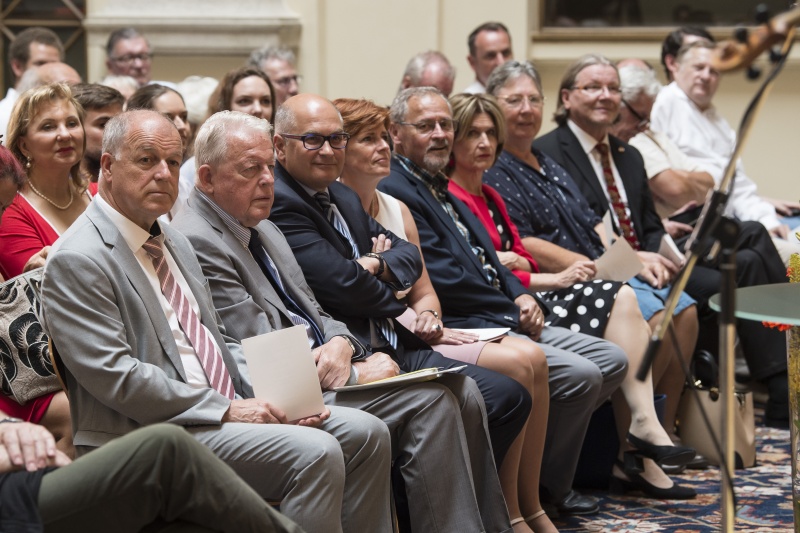 Von links: Bundesratspräsident Ingo Appé (S), Bundeskanzler a.D. Franz Vranitzky, Autor Heinz Ortner, Bundesrat Gerhard Leitner (S), Bundesrätin Andrea Eder-Gitschthaler (V), Bundesrätin Klara Neurauter (V), Bundesrat Hubert Koller (S)