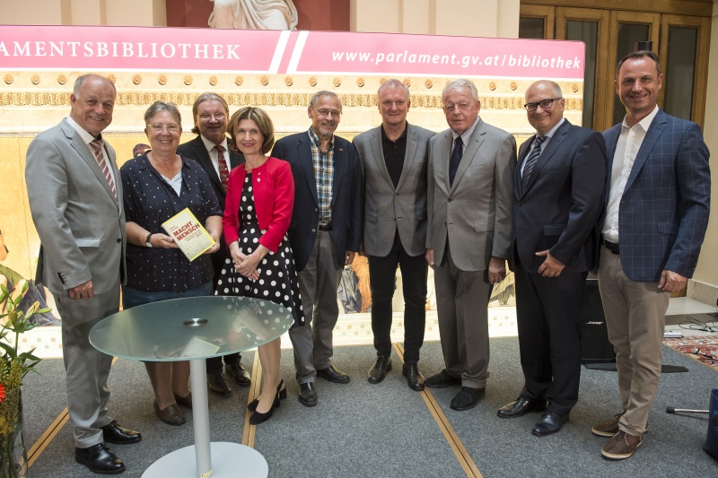 Von links: Bundesratspräsident Ingo Appé (S), Bundesrätin Klara Neurauter (V), Bundesrat Hubert Koller (S), Bundesrätin Andrea Eder-Gitschthaler (V), Bundesrat Gerhard Leitner (S), Bundesrat Günther Novak (S), Bundeskanzler a.D. Franz Vranitzky, Autor Heinz Ortner, Bundesrat Dominik Reisinger (S)