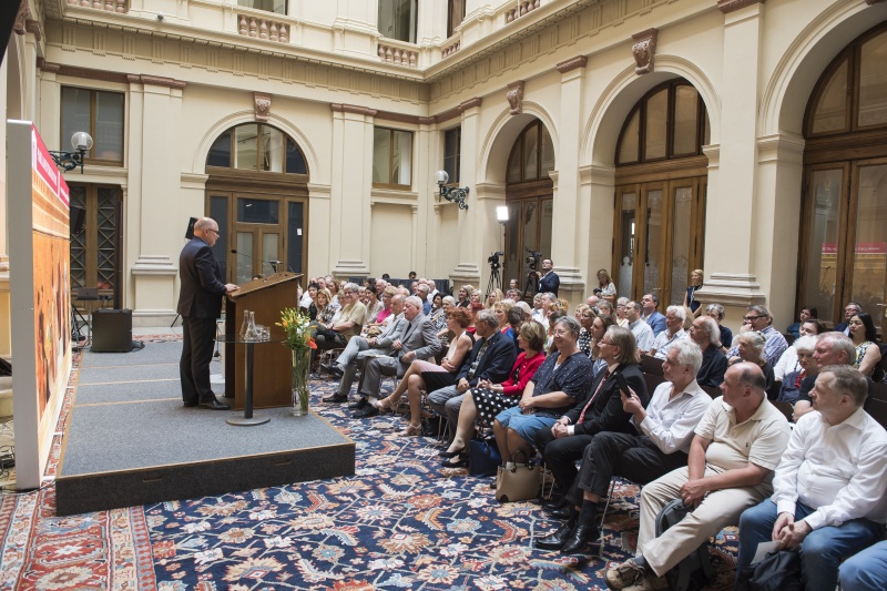 Am Rednerpult: Autor Heinz Ortner. Blick Richtung VeranstaltungsteilnehmerInnen