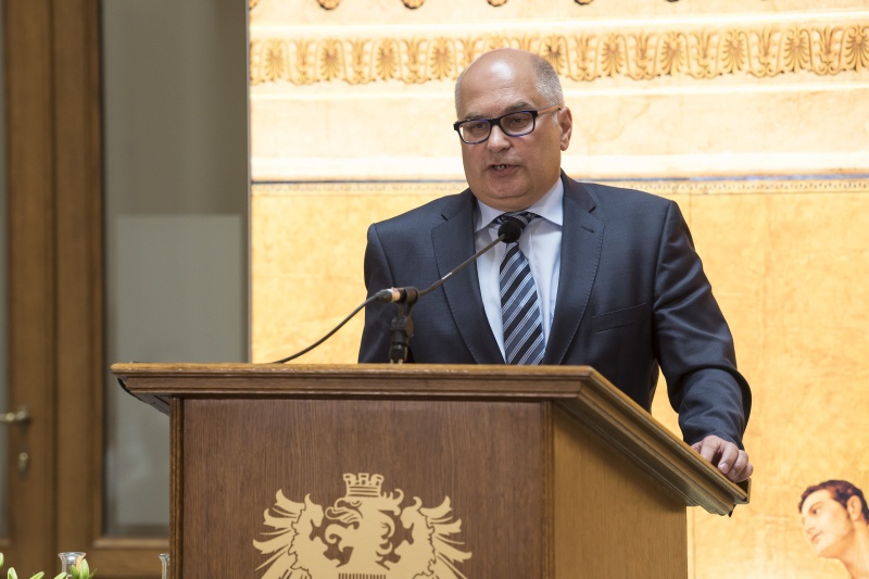 Am Rednerpult: Autor Heinz Ortner