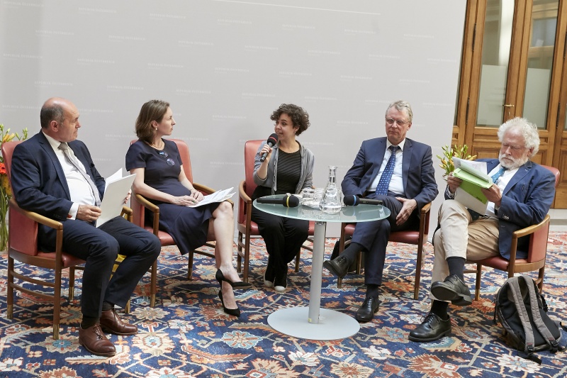 Pressegspräch, von links: Nationalratspräsident Wolfgang Sobotka (V), Barbara Prainsack Universität Wien, Anna Goldberg, Christoph Meinel Hasso-Plattner-Institut für Digital Engeneering, Präsident der ÖAW Anton Zeilinger