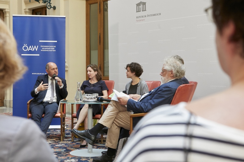 Pressegspräch, von links: Nationalratspräsident Wolfgang Sobotka (V), Barbara Prainsack Universität Wien, Anna Goldberg, Christoph Meinel Hasso-Plattner-Institut für Digital Engeneering, Präsident der ÖAW Anton Zeilinger