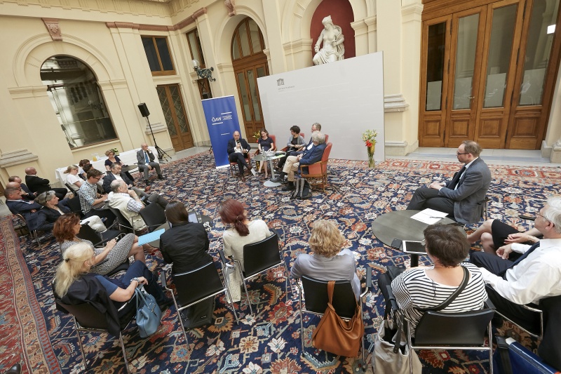 Pressegspräch, von links: Nationalratspräsident Wolfgang Sobotka (V), Barbara Prainsack Universität Wien, Anna Goldberg, Christoph Meinel Hasso-Plattner-Institut für Digital Engeneering, Präsident der ÖAW Anton Zeilinger. Blick Richtung VeranstaltungsteilnehmerInnen