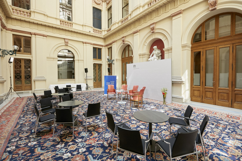 Setfoto: Hintersetzer, Sessel, Tische, Buffet