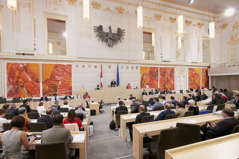 Abschiedsrede von Bundesratspräsident Ingo Appé (S) am Präsidium. Blick RichtungSitzungsteilnehmerInnen