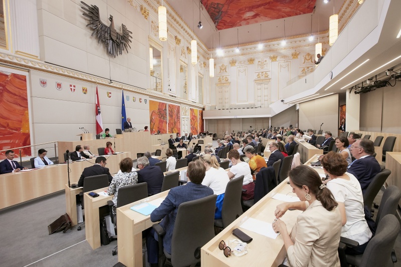 Abschiedsrede von Bundesratspräsident Ingo Appé (S) am Präsidium. Blick RichtungSitzungsteilnehmerInnen