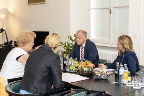 Aussprache zwischen der Präsidentin des Burgenländischen Landtages Verena Dunst (links) und Bundesratspräsident Ingo Appé (S) (2. von rechts)