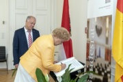 Von links: Bundesratspräsident Ingo Appé (V), Präsidentin des Burgenländischen Landtages Verena Dunst beim Eintrag in das Gästebuch